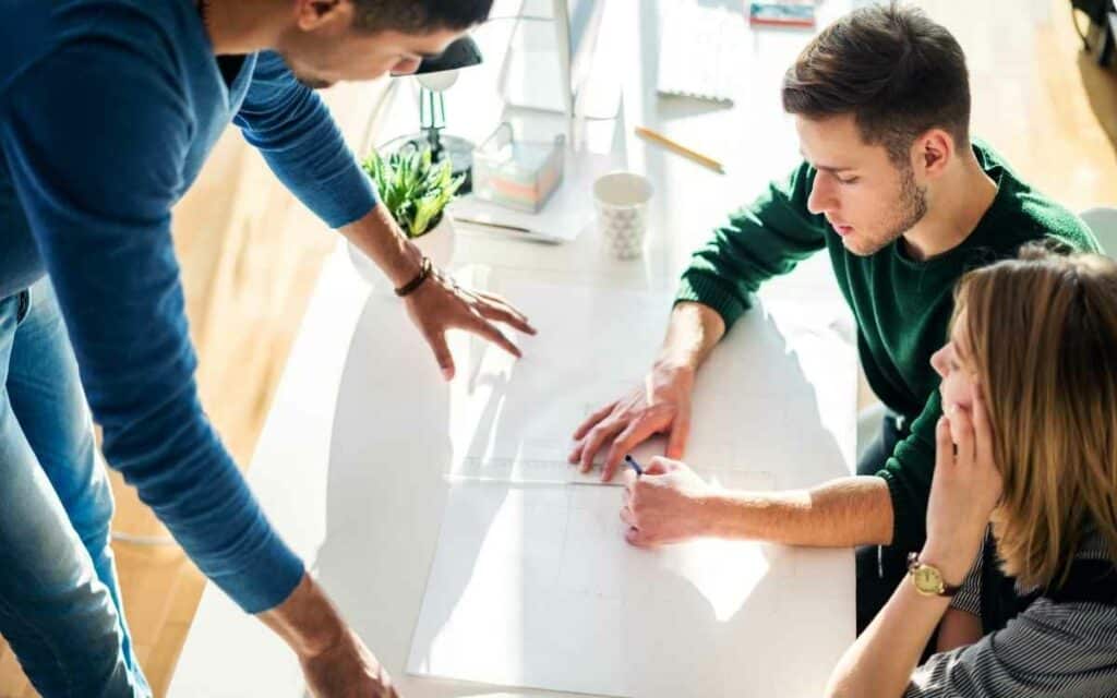 Pode-se observar um dos fatores que influenciam a produtividade na imagem de várias pessoas trabalhando em equipe