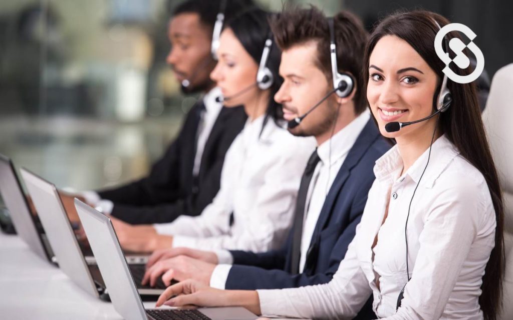 Na imagem, vê-se uma representação de uma equipe em um call center que melhorou seu TMA (Tempo Médio de Atendimento).